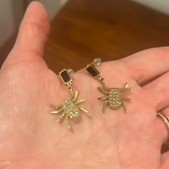 Gold‎ and black spider earrings - Picture 2 of 2